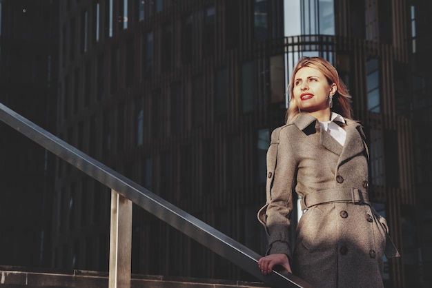 Empresária elegante de retrato ao ar livre no distrito comercial