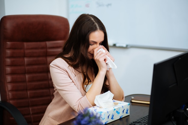 empresária em sua mesa no escritório