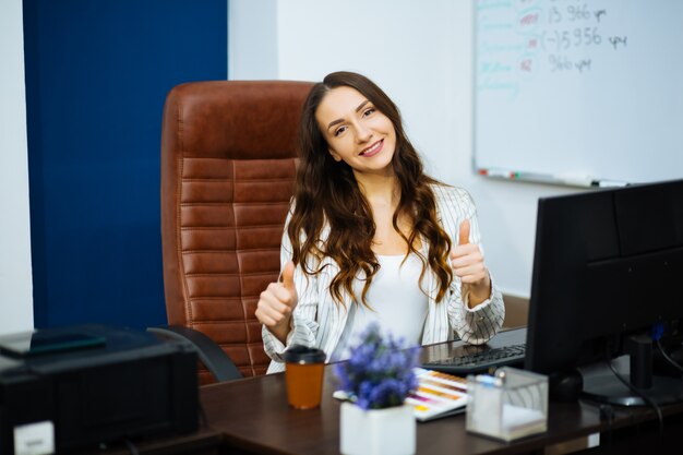 empresária em sua mesa no escritório