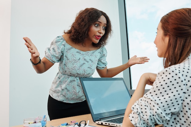 Empresaria emocional hablando con colega