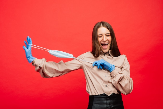 Empresaria engañando con máscara médica y guantes