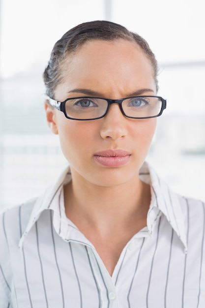 Empresaria enojada con gafas de lectura