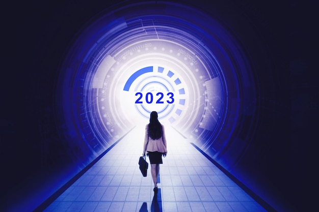 Foto empresaria entra en túnel con números de 2022