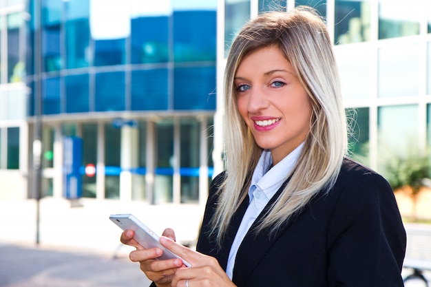 Empresária enviando mensagem com smartphone