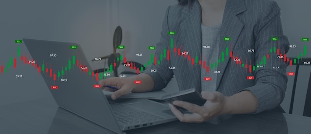 Empresária escrevendo para analisar gráfico técnico do mercado de ações e gráfico para investimento do trader por você