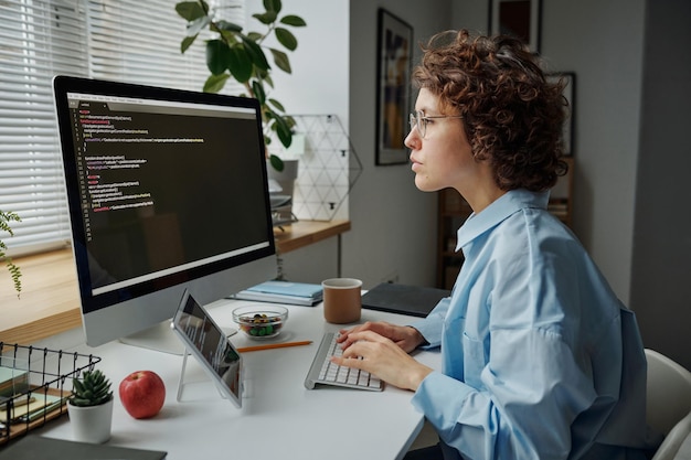 Foto empresaria escribiendo códigos en la computadora