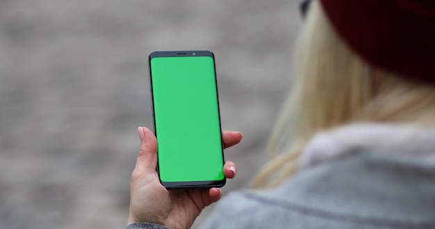 Empresaria escribiendo mensajes de texto en su teléfono celular