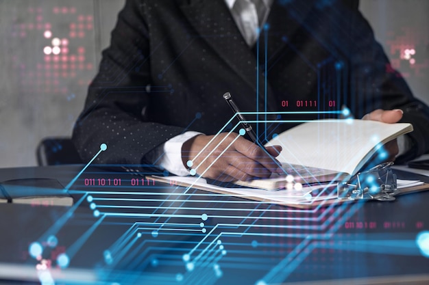 La empresaria está escribiendo algunas ideas para crear software innovador para cambiar el mundo y brindar un servicio completamente nuevo Primer plano Gráficos tecnológicos de holograma Concepto de equipo de desarrollo Ropa formal