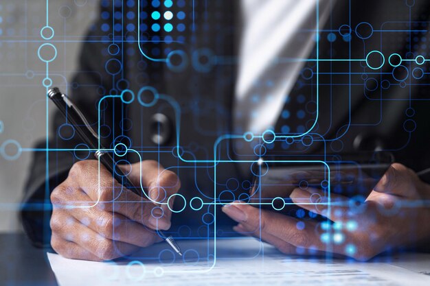 La empresaria está firmando el contrato para crear una nueva empresa de tecnología financiera para la conferencia y obtener inversiones para un servicio innovador. Verificando los detalles en los gráficos tecnológicos del holograma del teléfono inteligente.