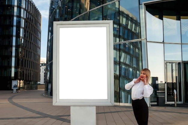 Empresaria con estilo al aire libre contra el centro de fondo. Mujer en blusa en el distrito de negocios con espacio de copia blanco aislado. Retrato de mujer muy sonriente en ropa de estilo en el edificio