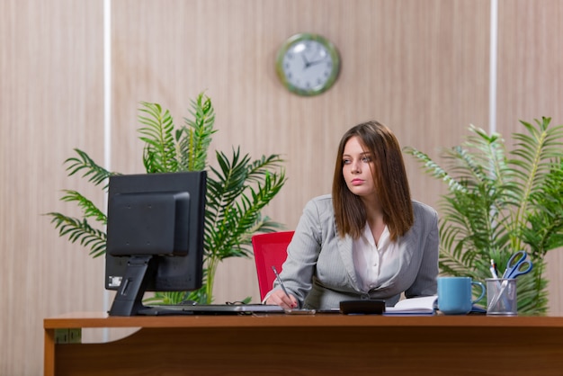 Empresaria bajo estrés trabajando en la oficina