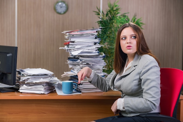 Foto empresaria bajo estrés trabajando en la oficina