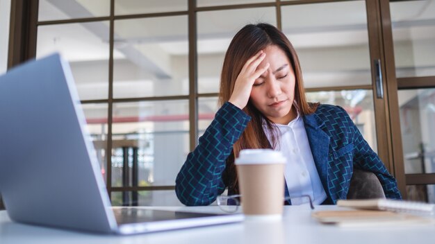 La empresaria se estresa mientras tiene un problema en el trabajo en la oficina