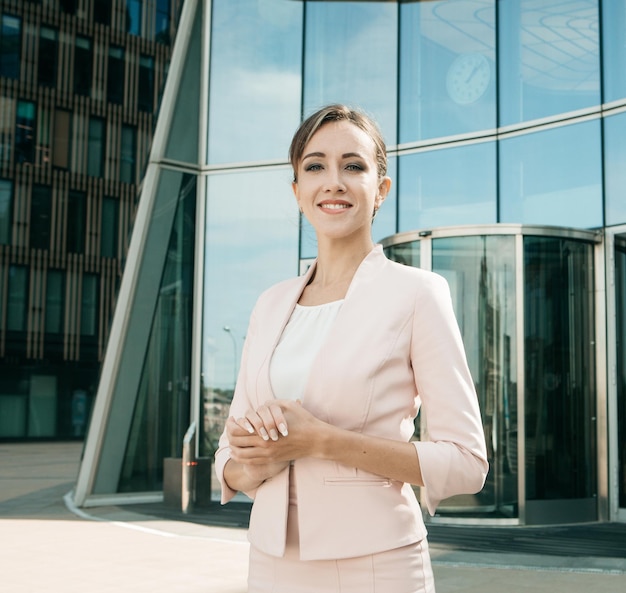 Empresaria exitosa mujer empresaria persona de pie al aire libre