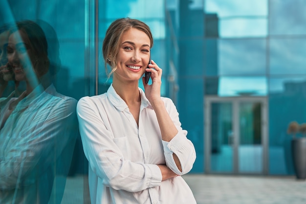 La empresaria exitosa mujer de negocios persona de pie exterior exterior del edificio corporativo