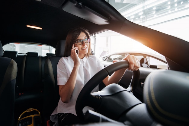 Empresária, falando ao telefone no carro