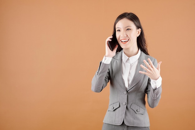 Empresária falando ao telefone