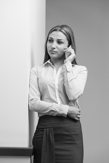 Foto empresária, falando no telefone no escritório