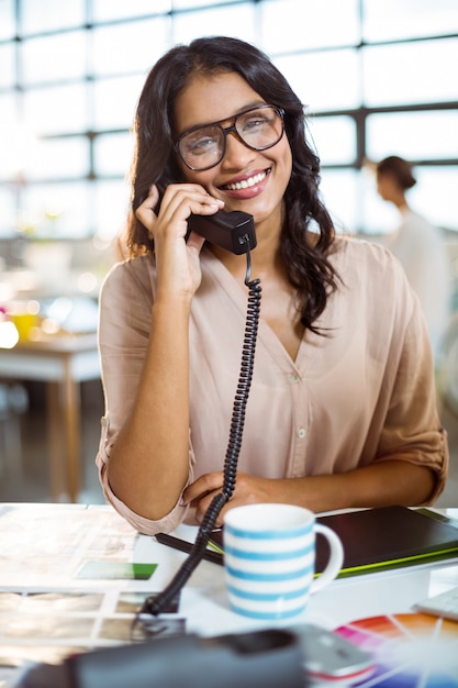 Empresária falando no telefone