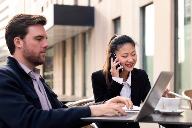 Empresária falando por telefone em uma reunião de trabalho