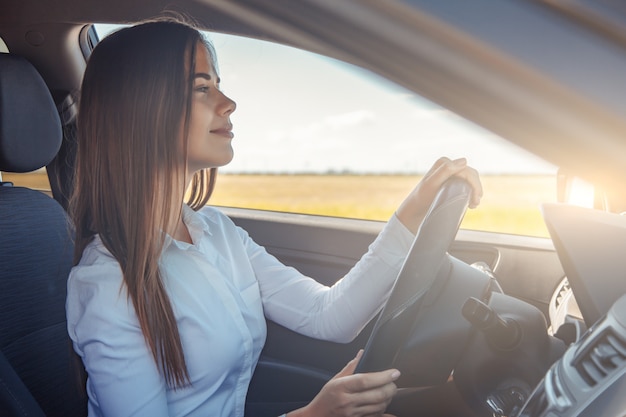 Foto empresária feliz dirigindo um carro