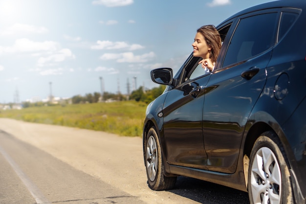 Foto empresária feliz dirigindo um carro