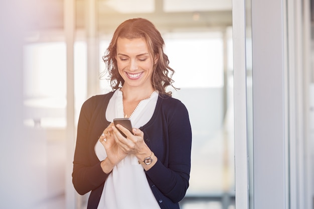 Empresaria feliz que usa el teléfono