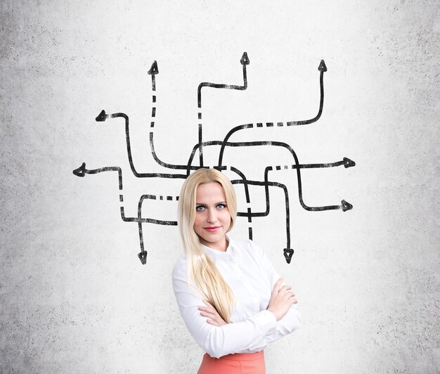 Empresaria y flechas en la pared