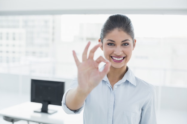 Empresária gesticulando ok assine o escritório