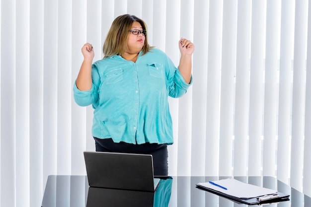 Empresária gorda torcendo e dançando por seu trabalho