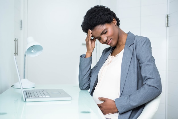 Empresária grávida sentir-se doente no escritório