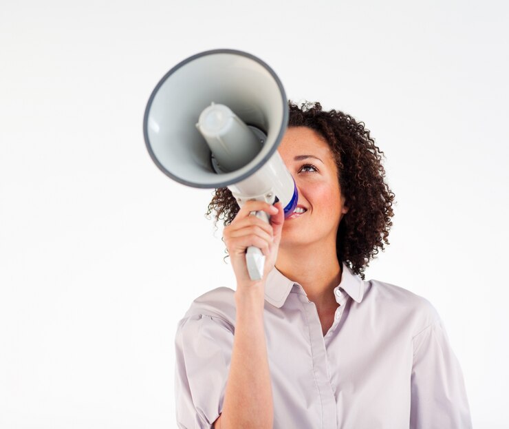 Foto empresária gritando através de megafone