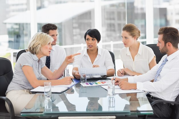 Empresaria gritando a ejecutivo durante una reunión