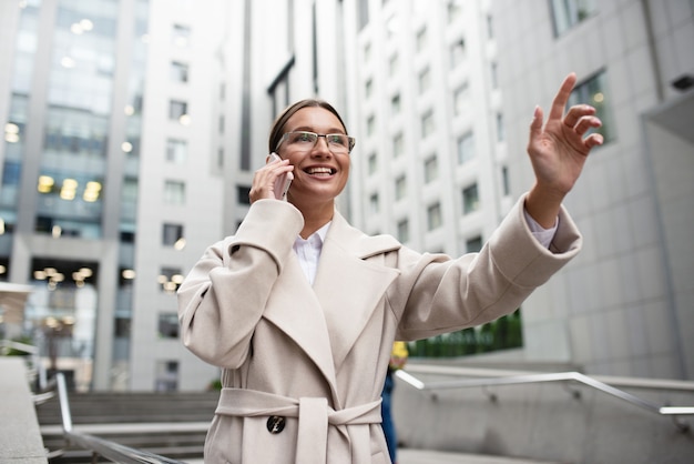 La empresaria habla con su teléfono celular durante el trabajo