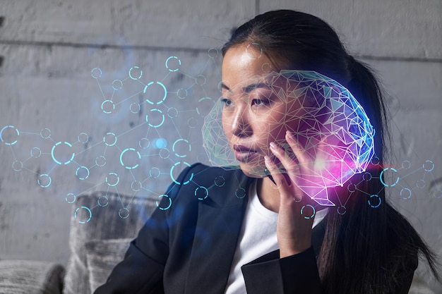 Empresaria hablando por teléfono y cerebro Tecnología Ai holograma Doble exposición Concepto de lluvia de ideas