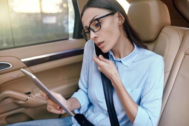 Empresaria hablando por teléfono inteligente