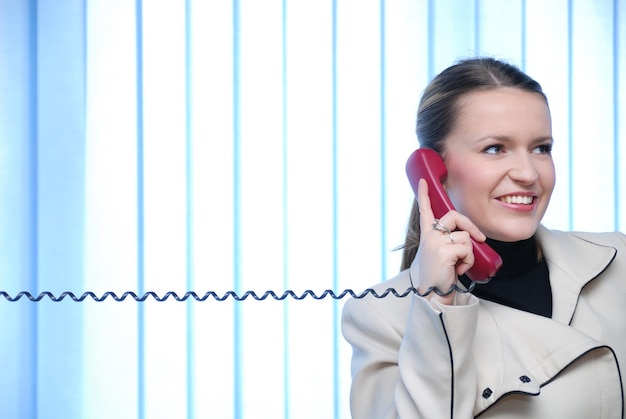 .empresaria hablando por teléfono