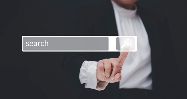 Foto empresaria haciendo clic en la página de búsqueda de internet en una pantalla táctil de computadora o barra de búsqueda en blanco, concepto de internet y tecnología, análisis de internet para conectarse de forma inalámbrica, optimización de motores de búsqueda.