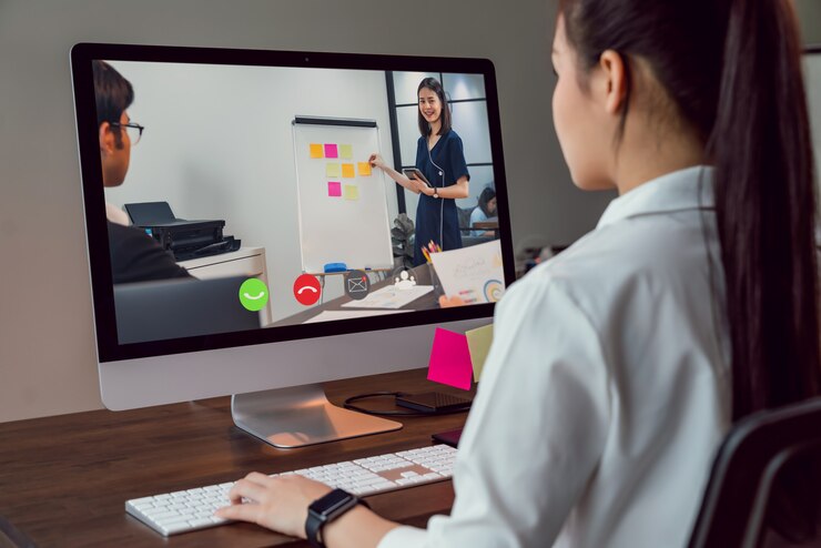 Foto empresaria haciendo una reunión de videollamada para formar un equipo en línea y presentar proyectos de trabajo