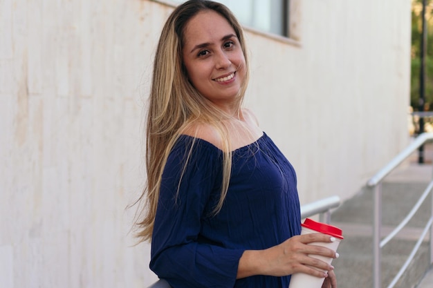 Empresária hispânica sorrindo enquanto olha para a câmera