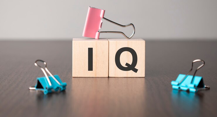 Foto la empresaria hizo la palabra iq con bloques de madera.