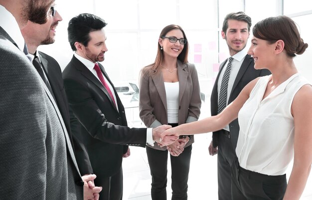 Empresaria y hombre dándose la mano en la oficina