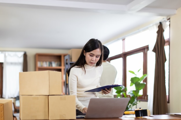 empresaria y hombre trabajando desde casa