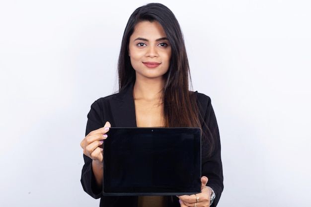 Empresária indiana em fundo branco - mostrando a tela de um laptop