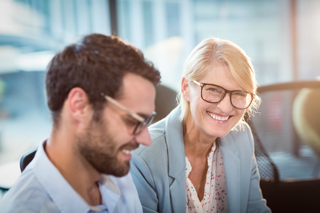 Empresária, interagindo com um colega