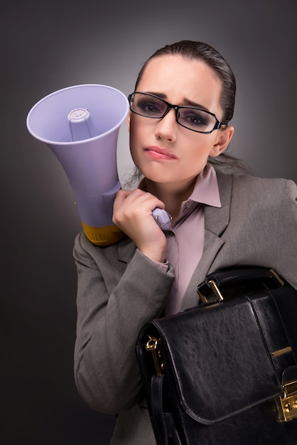 Empresaria joven con el altavoz en concepto del negocio