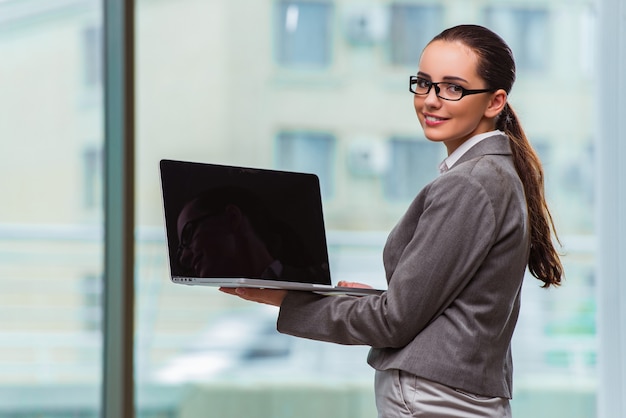 Empresaria con laptop en concepto de negocio