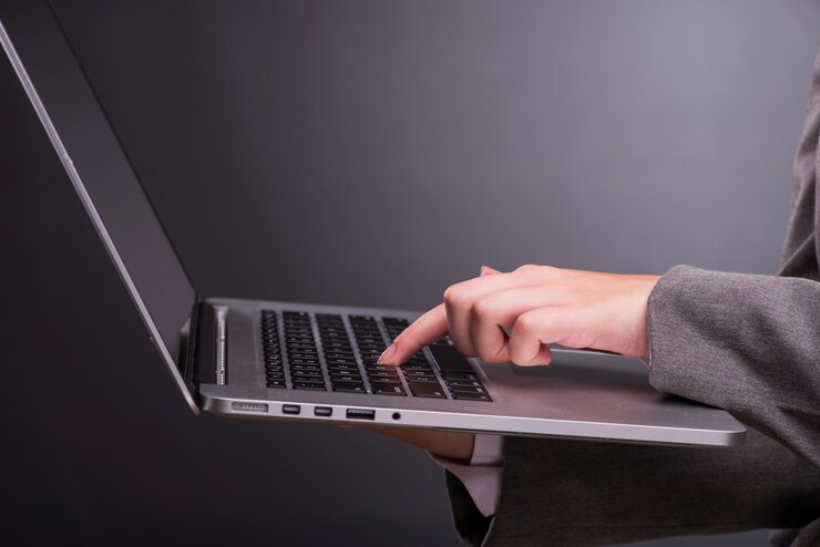 Foto empresaria con laptop en concepto de negocio