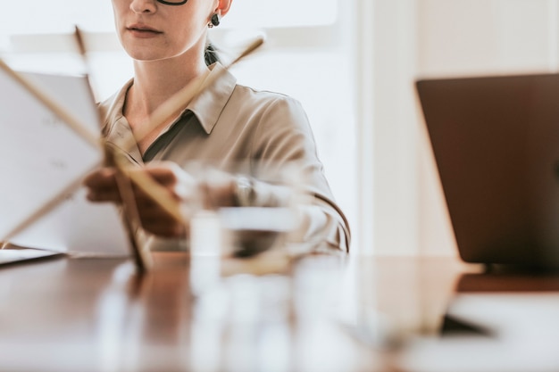 Empresária lendo um plano de negócios em seu escritório