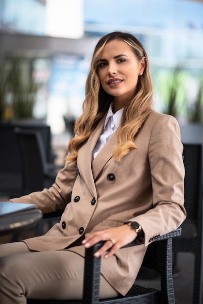 Empresária loira relaxando em um café